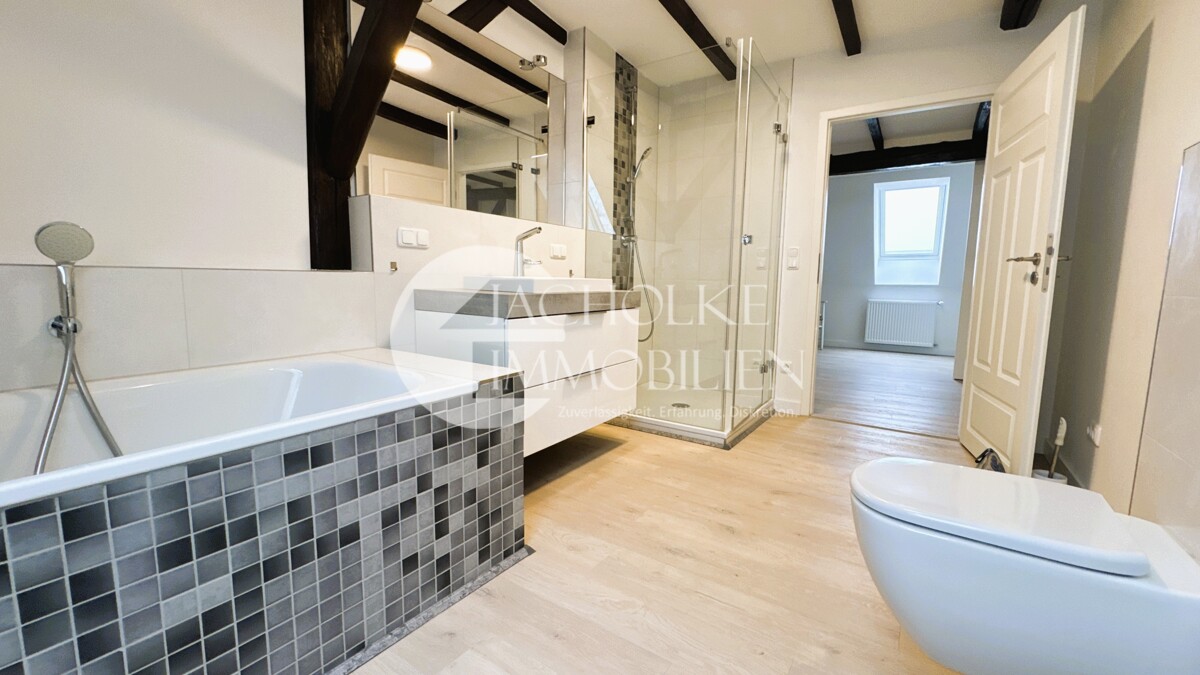 Elegantes Bad mit hochwertiger Badewanne