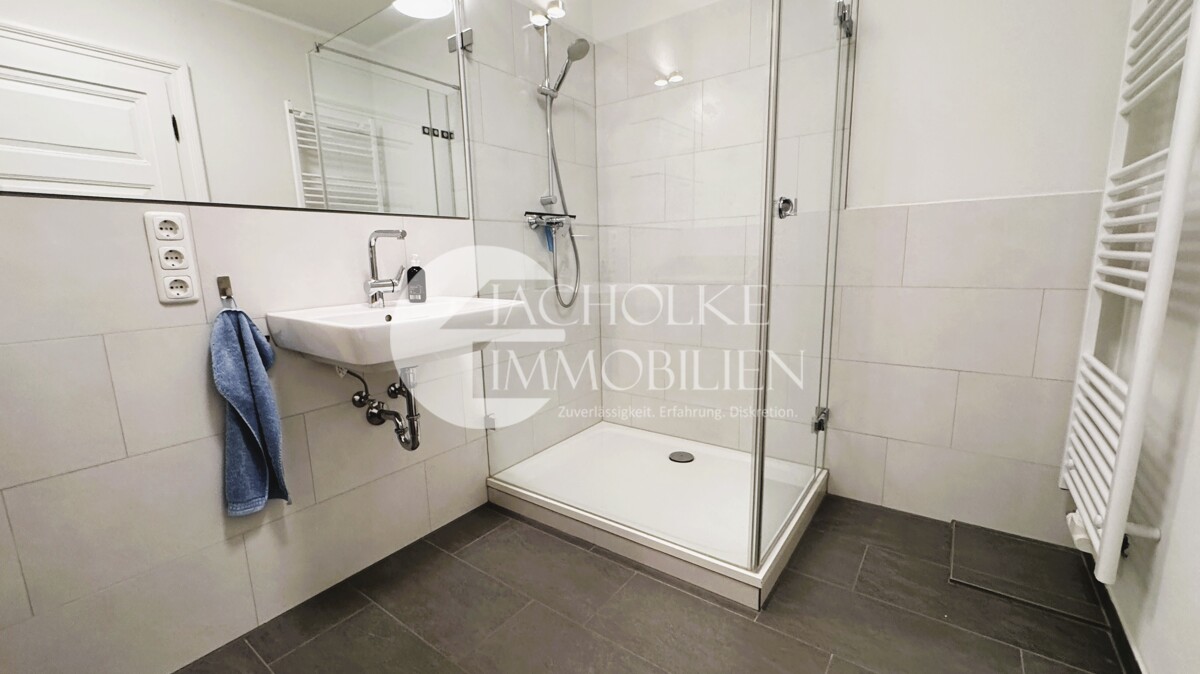 Modernisiertes Badezimmer mit Dusche