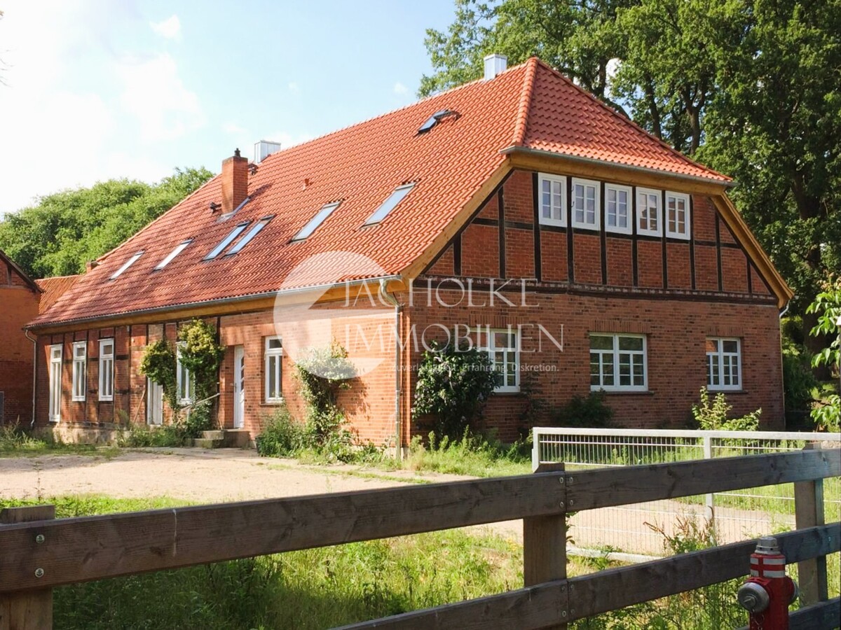 Historische Giebelseite mit sichtbarem Fachwerk