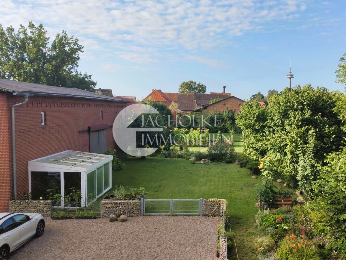 Idyllischer Gartenblick in naturnaher Umgebung