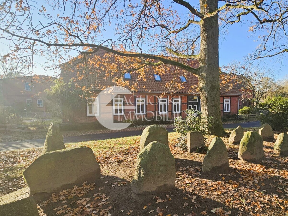 Nordansicht des historischen Anwesens mit Kirche im Hintergrund