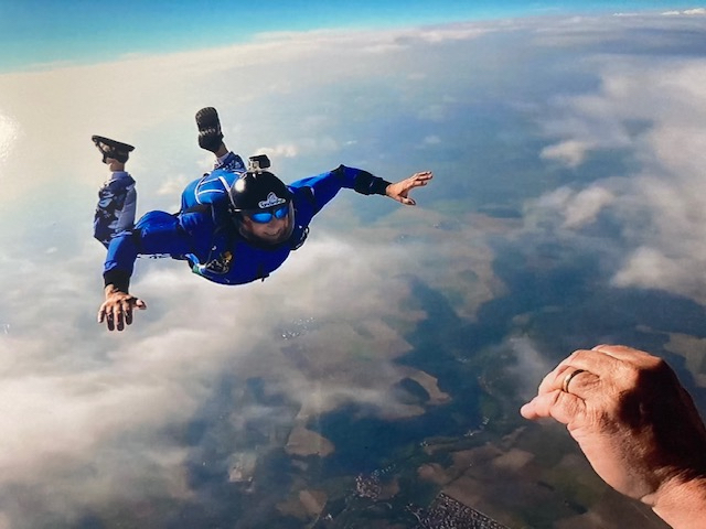 Fallschirmspringer Edi Engl von Tandemfun Bayern in Aktion