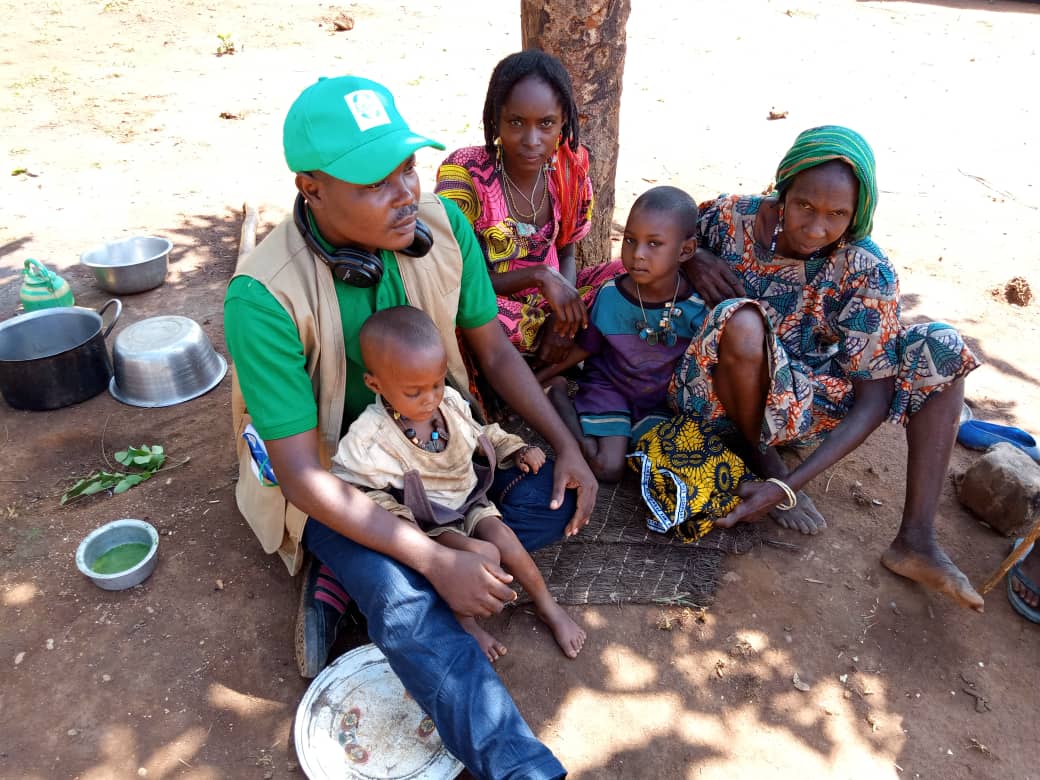 Le personnel d'Eden au milieu des populations de Bambouti