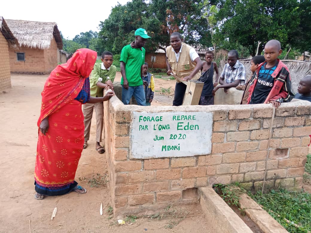 Réhabilitation d'un forage à Mboki par l'Ong Eden
