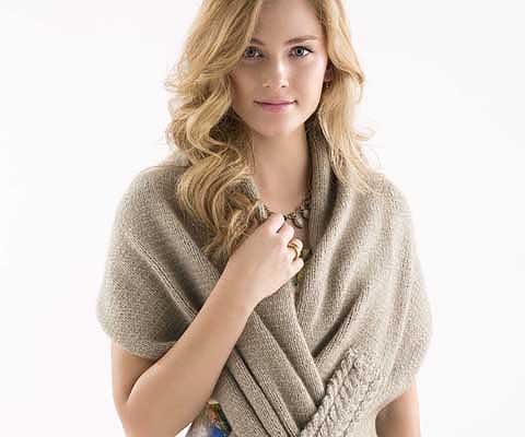 CABLED KEYHOLE WRAP-Designed by Fran Gross, Einheitsgröße: 6 Knäuel L01 Natural