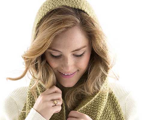 HOODED POCKET SCARF- Designed by Erica Schlueter; Einheitsgröße, 4 Knäuel L07 Gold