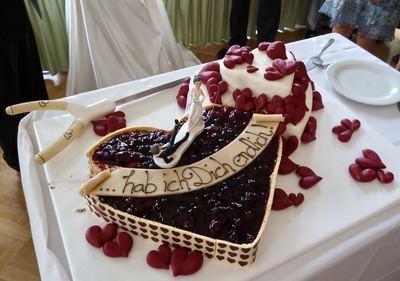 Hochzeitstortenmesser liegt bei der Torte