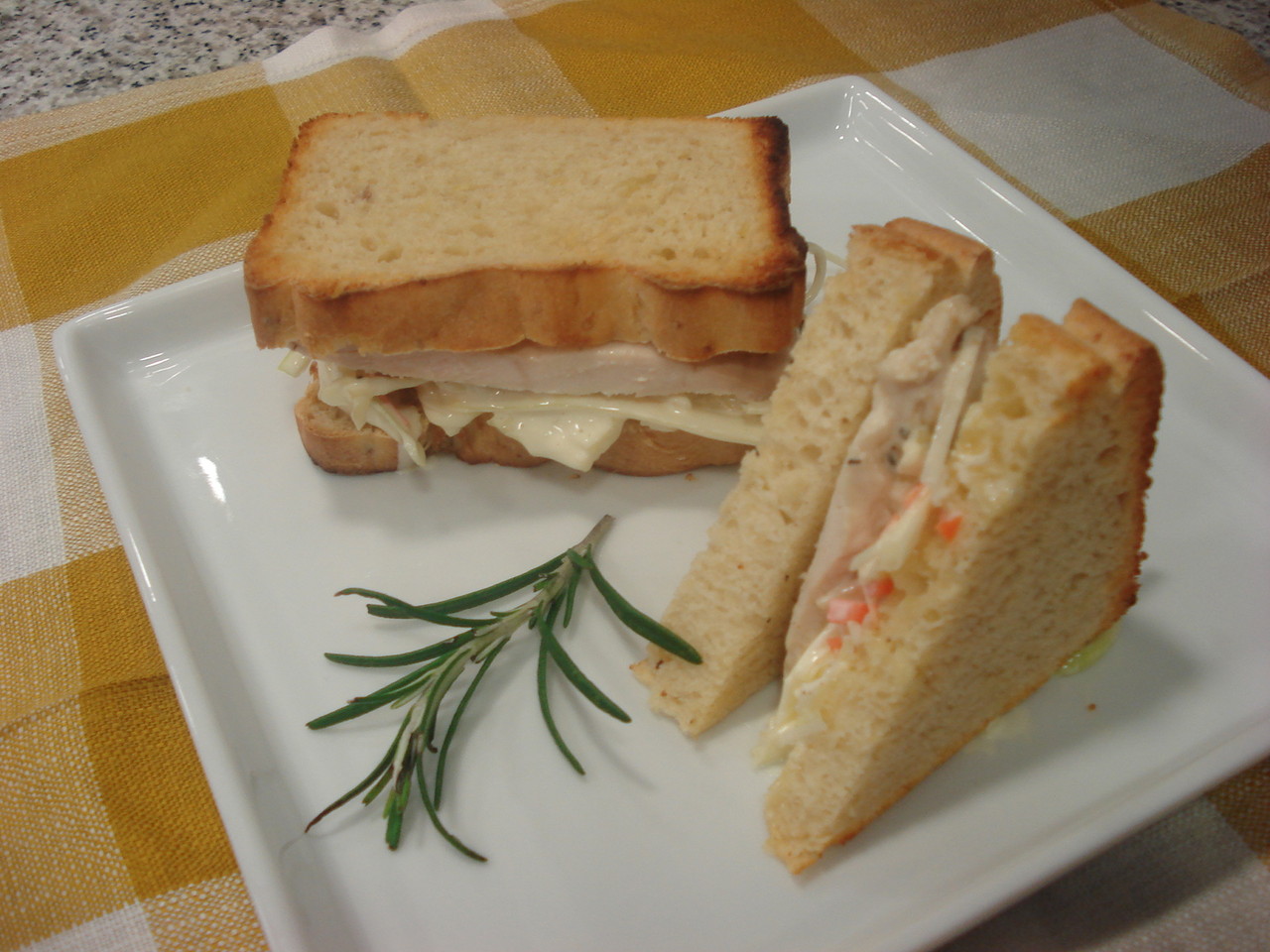 Sandwich de pollo y colslaw; con pan de patata