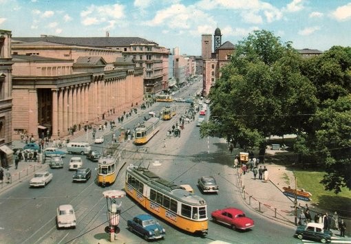 Ещё одна интересная особенность: до 1977 года по улице ездили трамваи. Сегодня Кёнигштрассе пешеходная, а под ней бегает метро.