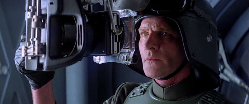 Tarkin ist erstmals in einer Schlacht zu sehen. Er trägt dabei eine ähnliche Rüstung wie General Veers in Episode V.