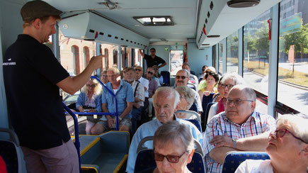 Mit dem Bus durch die Elbe