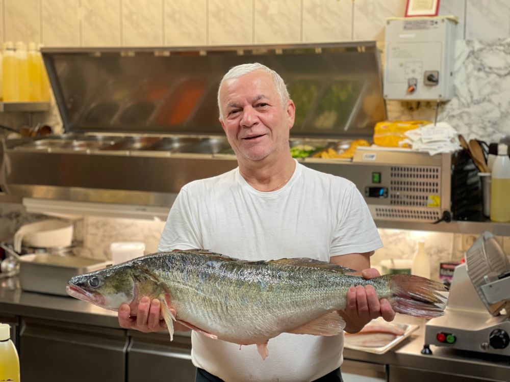 Unsere Chef Claudio mit frischem Fang ein prächtiges Zander
