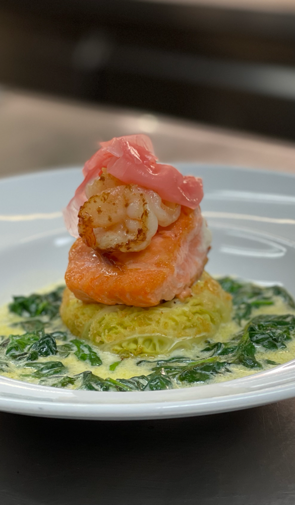 Wirsing Caciocavallo Souffle‘ auf Spinat Wild Lachs und Garnelen mit Rosa Ingwer 