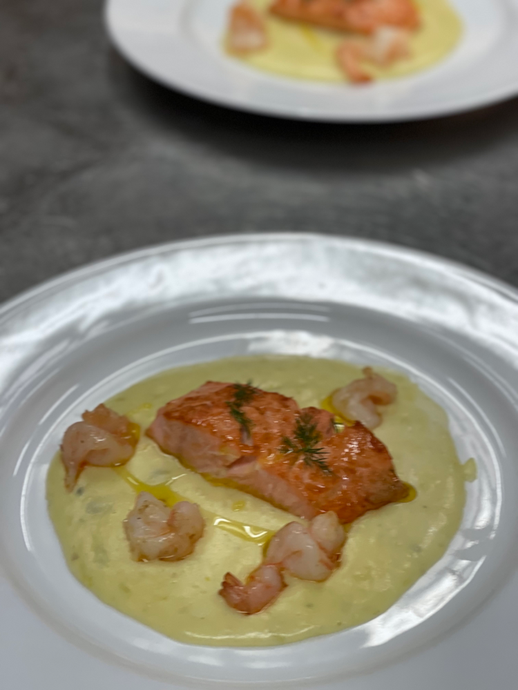 Wild Lachs auf Topinambur mit Garnelen 