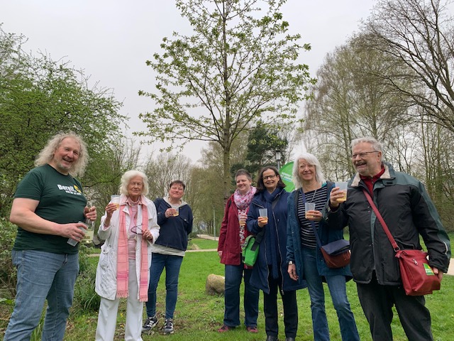 Ein Gruppenbilder aller Grünen Mitglieder vor Ort im Moselbachpark.