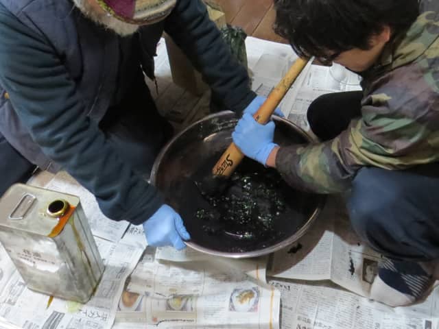 顔料全体にチャン油が万遍なく行き渡るように練る