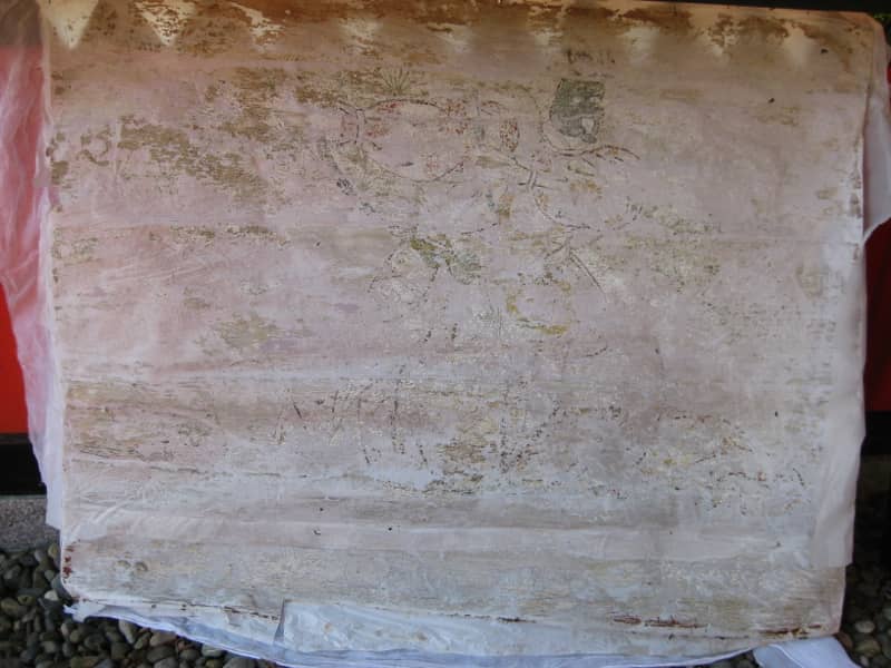 剥ぎ取られた塗膜の裏面に「蘭陵王図」が確認できた