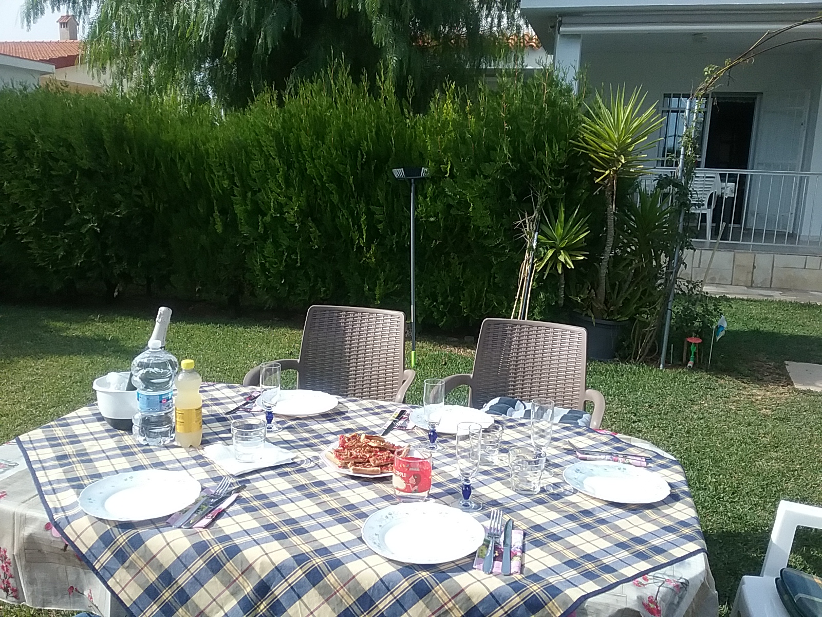 gedeckter Tisch im Garten