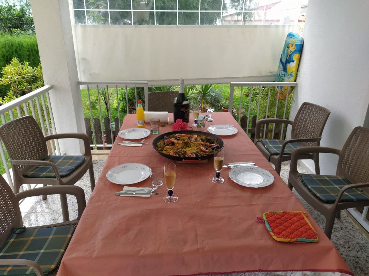 gedeckter Tisch auf der Terrasse