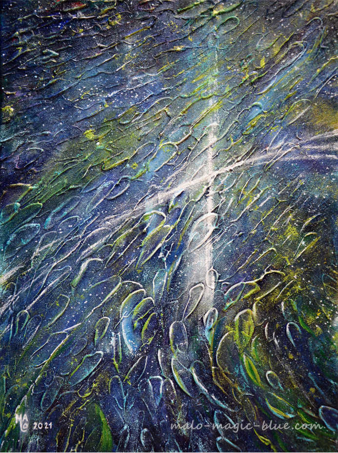 Weißes, leuchtendes Kreuz vor abstraktem, strukturierten Hintergrund in Blau-, Grün- und Goldtönen. Acrylbild von Mario Lorenz