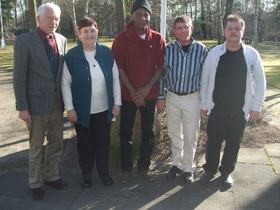 Udo Thiel, Monika Raquet, Neville Byfield, 1. Vorsitzender Manfred Macher und der 2. Vorsitzende Norbert Oehlschläger