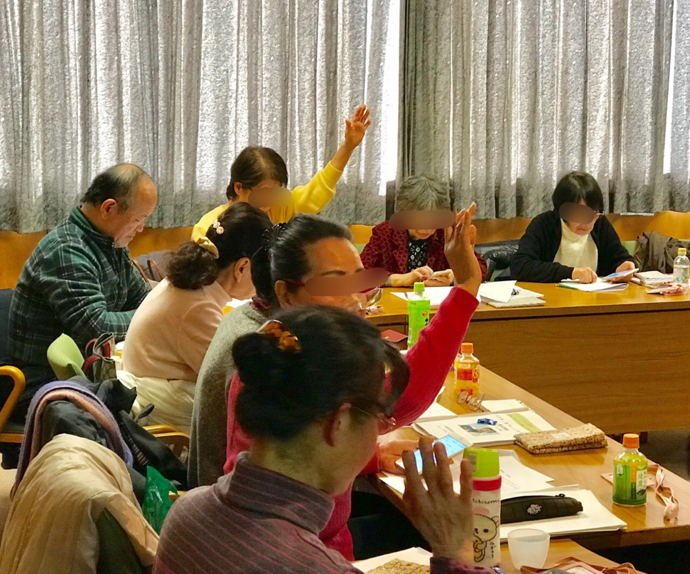☆ただいま模擬試験中。操作の途中で試験官の確認を求めて挙手。本番さながら真剣です。