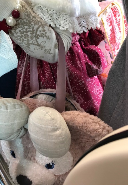 ☆どう見ても30代の女性。左手にうさぎ?のぬいぐるみのバック。スカートには白い文字で「BABY(赤ちゃん)」とプリントしてありました。首飾りと腕輪はかなり大きめ。