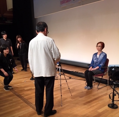 ☆遺影撮影会前のリハーサル。モデルは高村由美子さん。カメラマンは国重誠之さん。左の3人は成城ホールのスタッフさん 全面協力。有難うございました。