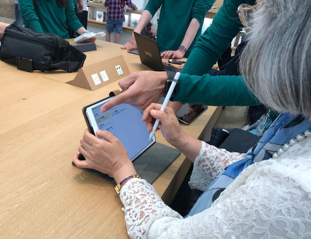 ☆佐藤弥子さんAppleの社員さんに質問中。