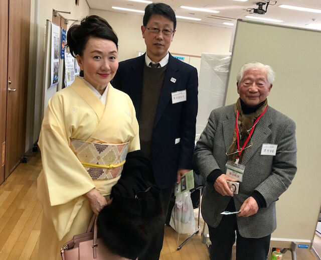 ☆左側特別講演会の講師神田陽子さん、真中小川正徳実行委員長、右側趣味と仲間づくりコーナー責任者多田和夫さん。