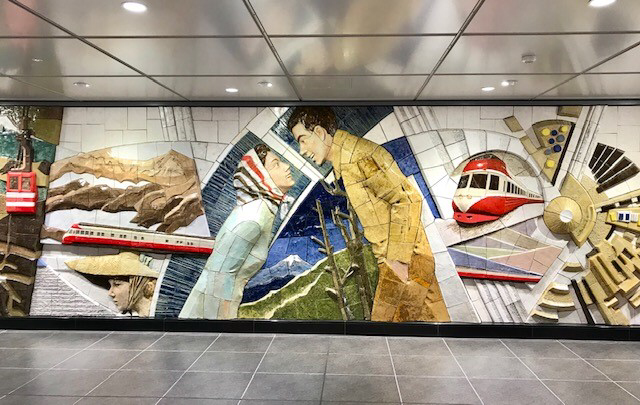 ☆また小田急線 下北沢駅 のコンコースが変わりました。各駅停車・準急のホームからエスカレーターを上った通路に。壁面にのモニュメント。お洒落です。