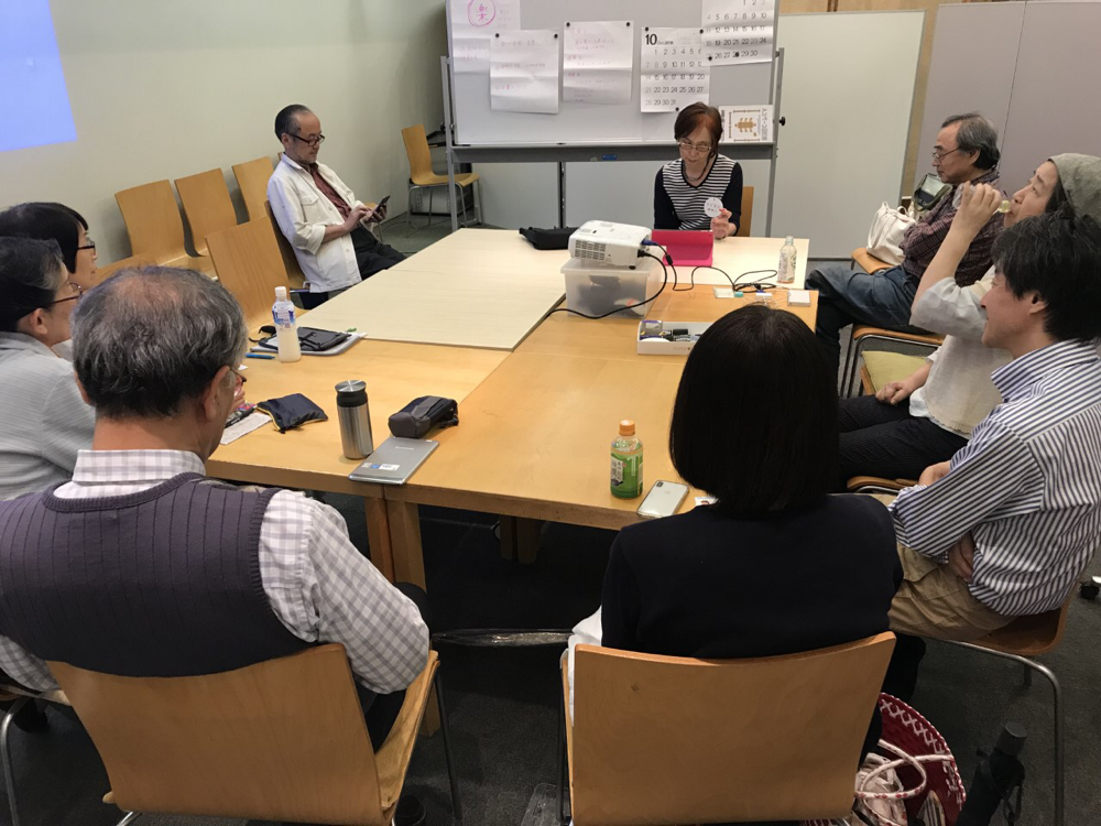 ☆白板の前の女性がYumiko Takamuraさん。壁側の男性が国重誠之さん。お二人が幹事役。皆さんそれぞれスキルがありユーモアたっぷり。楽しい会ができました。想定外の出来事:シニアSOHO世田谷への入会申し込み1名あり。ご自分からお申出。望外の喜びです。
