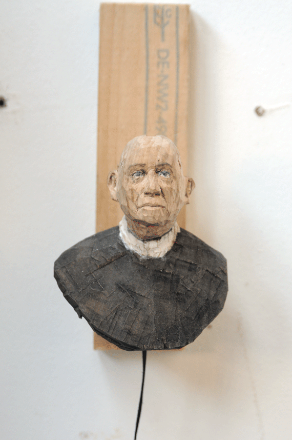 Mann mit Irokese/ohne Irokese, Lindenholz bemalt 2017 Privatsammlung 