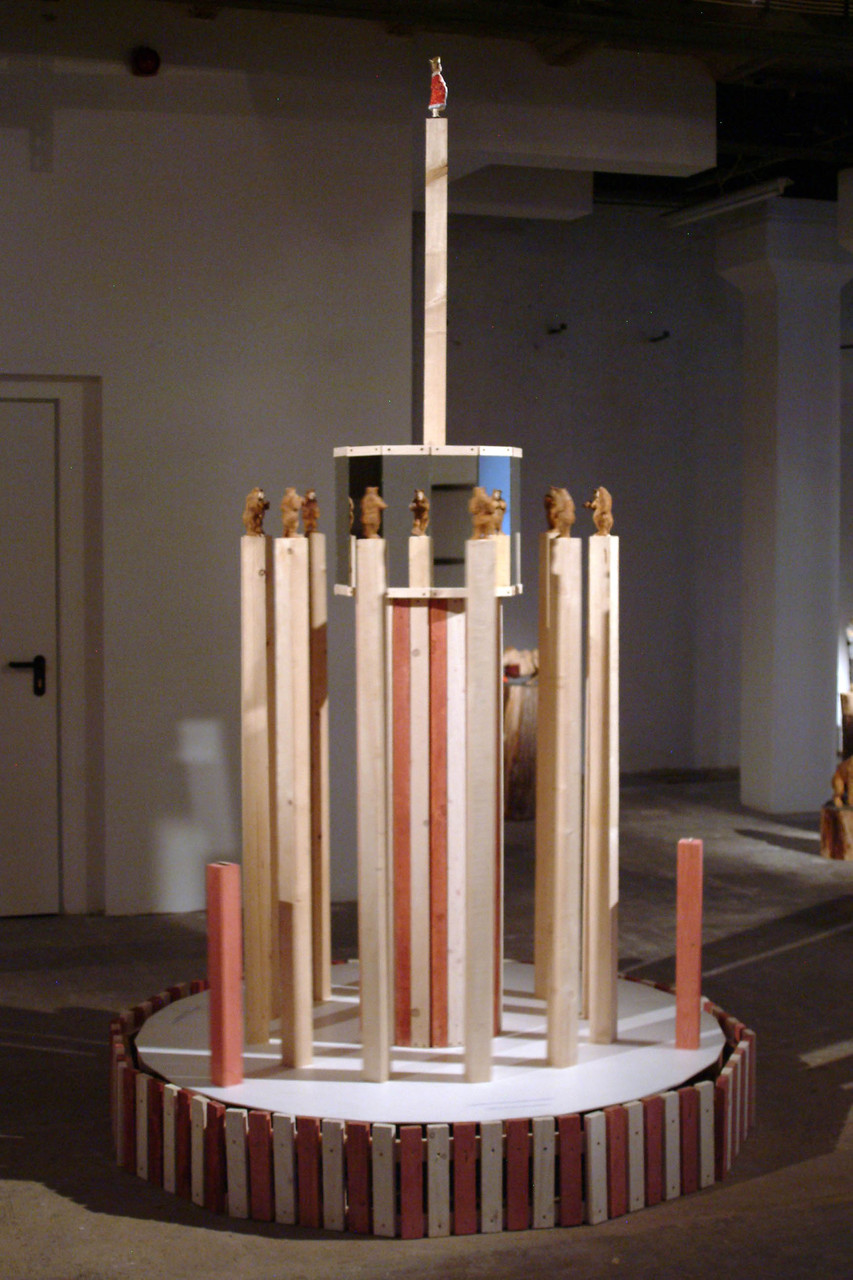 Bärenkarussel, Fichtenholz, bemalt, div. Material, 2012, Städtische Sammlung Würzburg ( Kulturspeicher)
