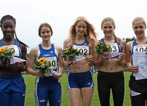 Die Mädels des VfL Stade freuen sich über die Meisterschaft im Vierkampf: Josephen Amofa, Sarah Budewig, Carla Fitting, Sara Hannemann, Marieke Maikranz (von links)