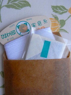 セットの中身!包んである紙の中には針が!