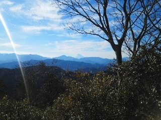 12/30 高尾山より富士山を望む。左の「ヒュイ」は謎。