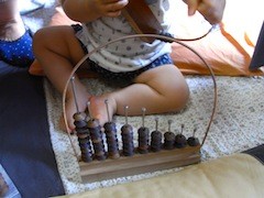 2種のそろばんおもちゃを前に。まぁ贅沢!