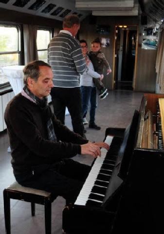 Dieter Quinque spielte auf der Sonderfahrt nach Prag im Salonwagen das Jessener Heimatlied. (BILD: KUNZE)