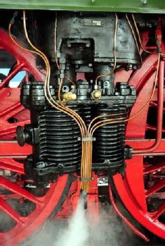An der äußerst gepflegten Lokomotive vom Typ 18201 sind viele interessante Details zu entdecken, hier die Steuereinheit für die drei Zylinder. (BILD: KUNZE)