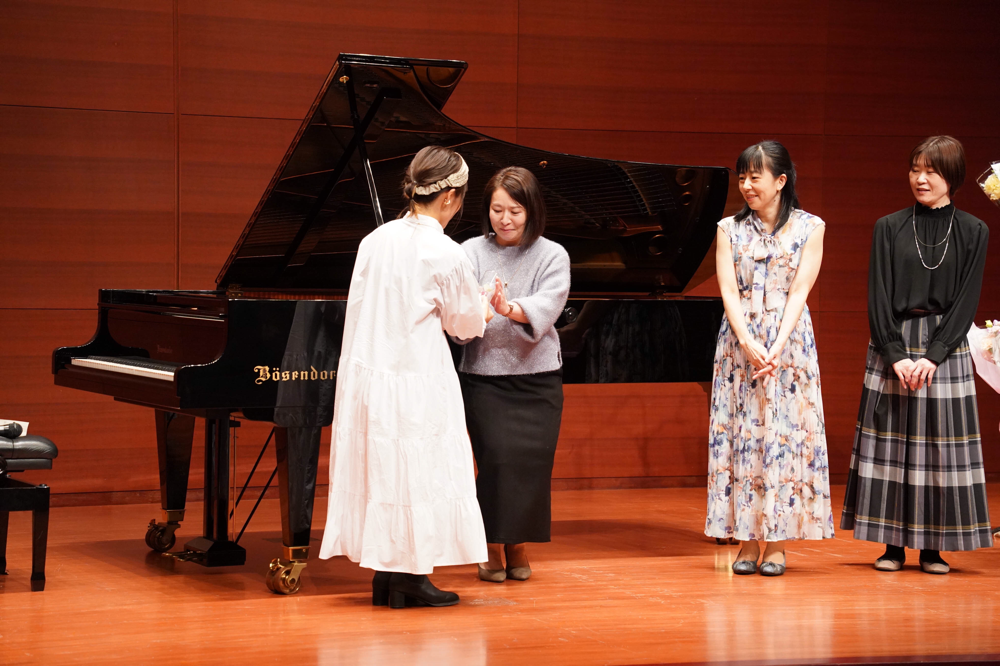 今年10回目のご出演を迎えられた生徒様へ、感謝と喜びを贈りました