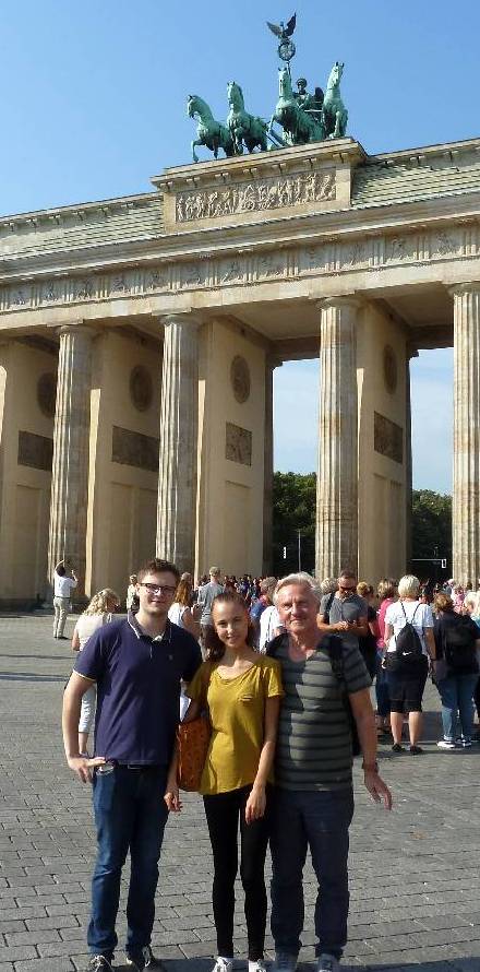 Unsere "Abgeordneten" für Berlin, mit abgeschnittenen Füßen, aber glücklich