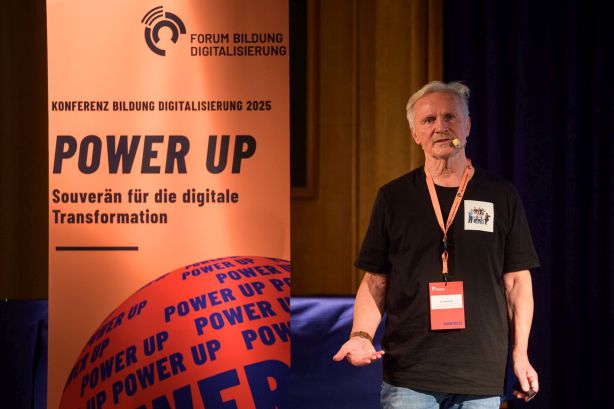 Unser Projektbetreuer Dr. Peter Kührt mit leidenschaftlichem Plädoyer (Bildnachweis: Phil Dera / Forum Bildung Digitalisierung, KonfBD25_c_Phil-Dera_PHD_4495.jpg, https://www.picdrop.com/phildera/254eGy2NNx?file=c769c9f147ed42e74f9e3e31380e8792)