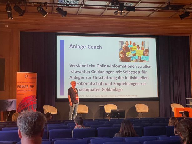 Vorstellen unserer Projekte unter dem Titel „Bank-Azubis machen digitale Finanzbildung” auf der "Konferenz Bildung Digitalisierung" am 24.09.2025 in Berlin mit viel Lob aus der Zuhörerschaft. 