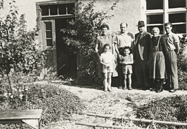 Mit den Zeitzeugen, Mitte der 1950er Jahre vor dem Süd-Eingang in Hochstatt, v.l. Irmgard Mettenleiter, Robert Six, Anton Mettenleiter sen. und seine Ehefrau Anna sowie Anton Mettenleiter jun. Vorne die beiden Kinder der Familie Six, Marie-Claude und Jean