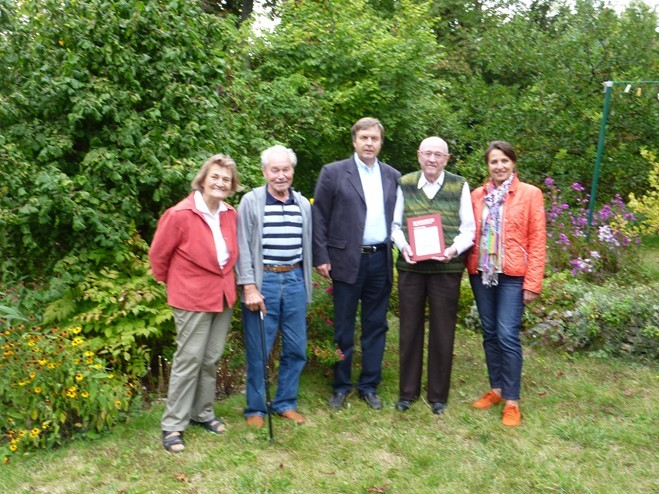 Monsieur Robert Six mit den Ehepaaren Anton († 2015) und Irmgard Mettenleiter sowie Margarete und Konrad Scheuermann im Garten der Mettenleiters in Neresheim