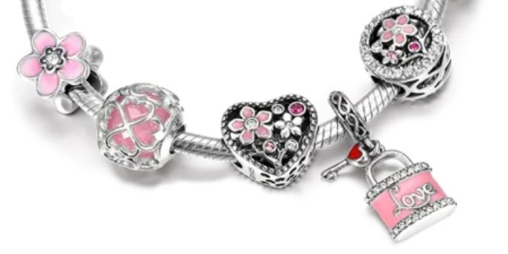 Attachement, ruban de vie et bracelet de charms