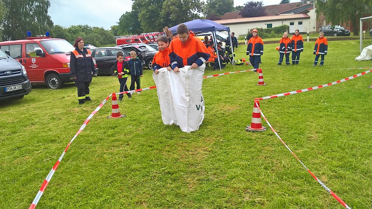 JFW Marnitz bei dem Sackhüpfen