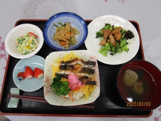 ★お食事　手作りで提供しており、誕生日会や行事では特別メニューになっています。