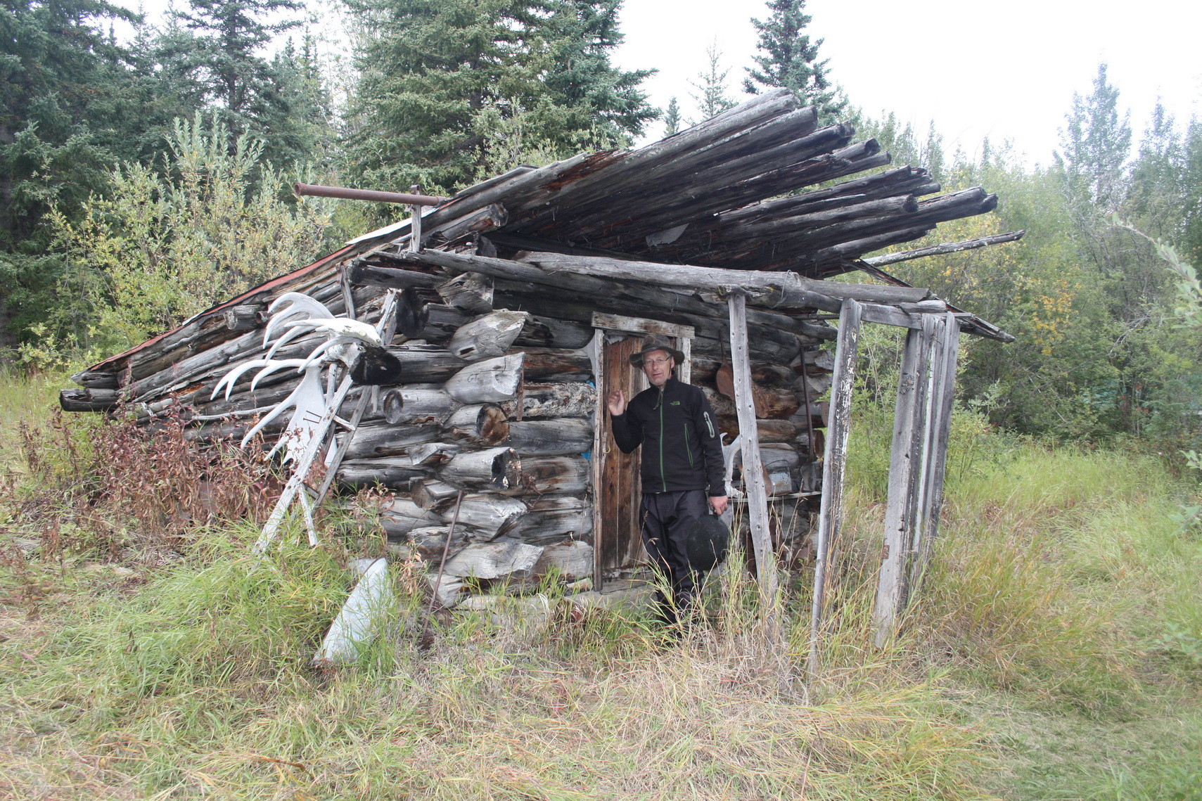 Alte Indianerhütte bei Hootalinga. Hier mündet der Teslin River in den Yukon River.